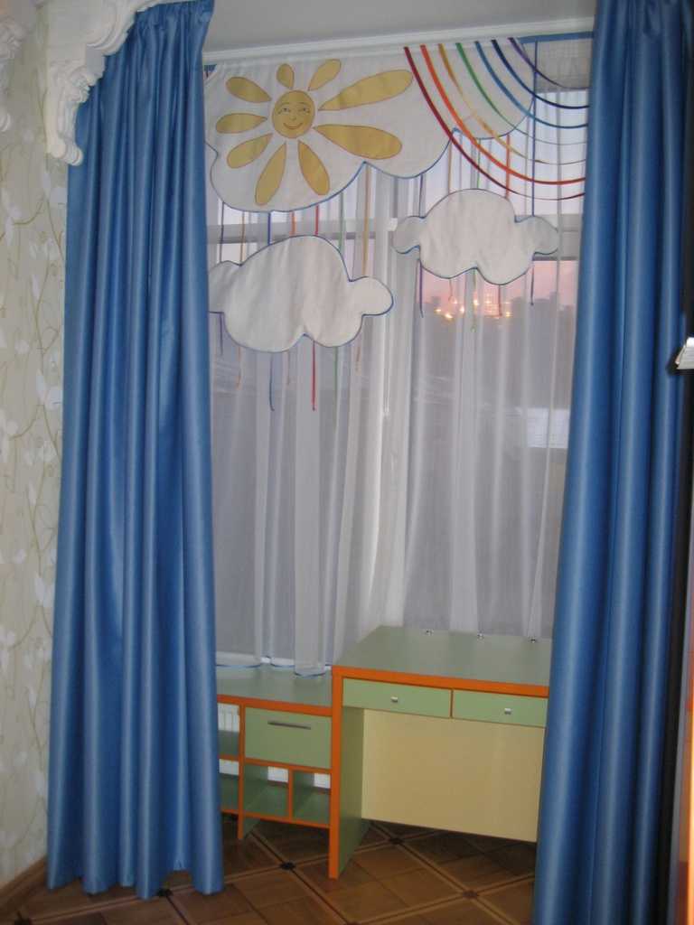Примеры оформления штор двух цветов в интерьере