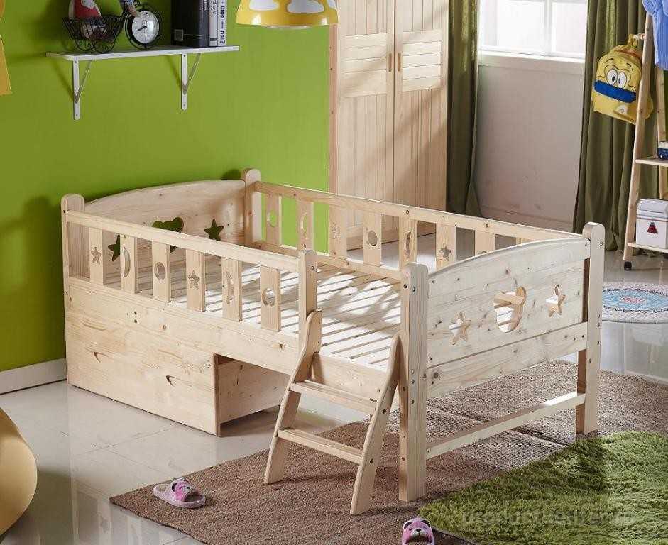 Детские кроватки из массива: с бортиками для детей от 3 лет, с ящиками и двухъярусные, модели из массива березы, бука и других деревьев