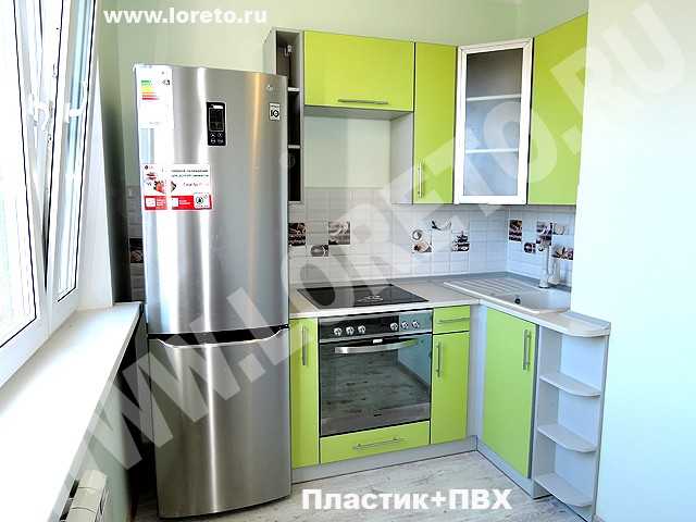 Как может быть обустроена угловая кухня с холодильником Какие есть варианты дизайна маленьких кухонь с холодильником в углу по диагонали Особенности дизайна с размещением холодильника у двери.