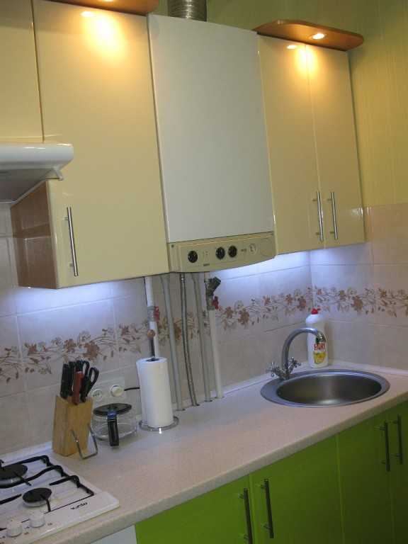 Кухни с колонкой в «хрущевке» (53 фото): варианты дизайна маленьких и угловых кухонь с газовой колонкой, планировки с кухонным гарнитуром и холодильником