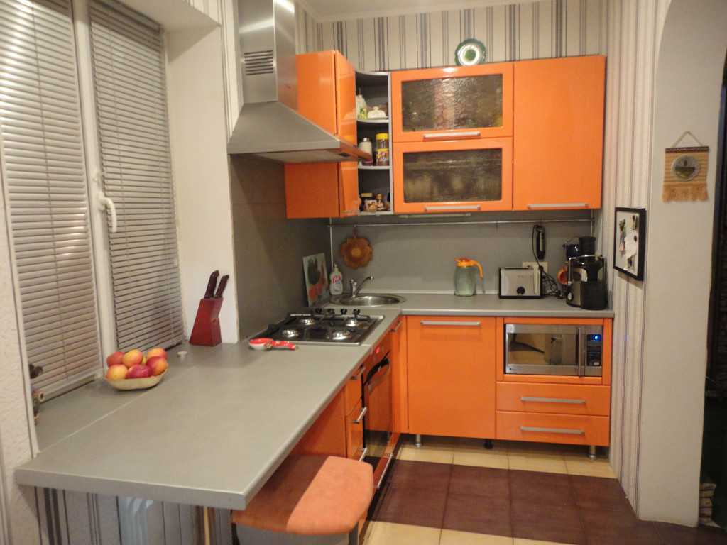 Кухонные гарнитуры для маленьких кухонь: особенности и советы по выбору